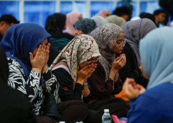 HARI raya bukan sekadar perayaan dunia, tetapi juga satu amalan keagamaan yang mengajarkan nilai-nilai seperti kesederhanaan, kemesraan dan kemaafan. – UTUSAN