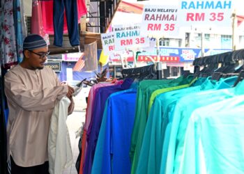 HARUSLAH diberi perhatian oleh pengeluar
pakaian atau tukang jahit yang menerima
tempahan agar mengekalkan ciri-ciri baju Melayu
yang asal. – UTUSAN/IZLIZAN OTHMAN