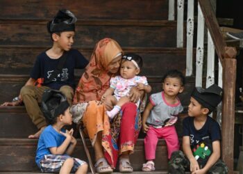 GALAKKAN anak-anak untuk bermain bersama sepupu dan menghabiskan masa bercuti bersama keluarga tanpa telefon bimbit pada Aidilfitri ini. – GAMBAR HIASAN