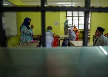 KEMENTERIAN Pendidikan perlu melihat semula keperluan untuk menukar kerusi dan meja di sekolah yang melibatkan pelajar-pelajar obesiti.