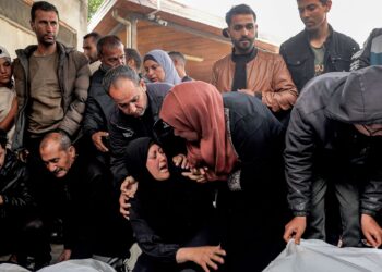 SEORANG wanita meratapi kematian ahli keluarganya di hospital Al Najjar di Rafah di selatan Gaza.-AFP