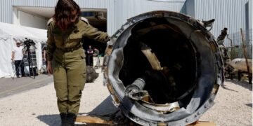 TENTERA Israel melihat serpihan peluru berpandu balistik Iran yang diambil dari Laut Mati.-AGENSI