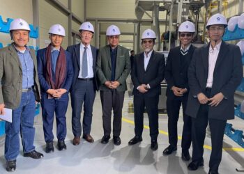 AHMAD Samsuri Mokhtar (tengah) bergambar bersama wakil Star Group Industry Co. Ltd. ketika melawat kilang syarikat tersebut di Korea Selatan, baru-baru ini.