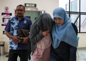 NURFIFI Amira Nawi (tengah) yang dituduh berkhalwat dibawa keluar dari Mahkamah Tinggi Syariah Terengganu, semalam. - UTUSAN/TENGKU DANISH BAHRI TENGKU YUSOFF