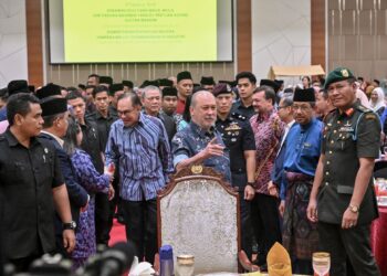 SULTAN Ibrahim berkenan hadir Majlis Aidilfitri Kementerian Perpaduan di Putrajaya. - UTUSAN/FAISOL MUSTAFA