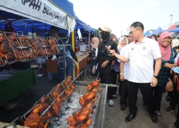 SELAIN pemantauan kawalan harga di bazar, pemerhatian juga perlu melibatkan kualiti makanan yang dijual. – UTUSAN/RAJA JAAFAR ALI