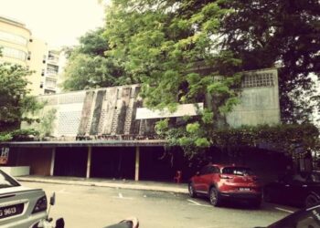PANGGUNG Sri Temerloh yang amat terkenal pada era 70 dan 80-an perlu dirobohkan ekoran mencacatkan pemandangan di sekitar bandar Temerloh, Pahang yang kini dipenuhi bangunan moden. – MEDIA SOSIAL