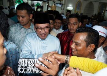 TINDAKAN Anwar Ibrahim yang enggan  mengambil gaji bulanan bagi jawatan yang disandangnya sejak November 2022  selagi ekonomi negara tidak pulih sepenuhnya merupakan sifat terpuji yang perlu dicontohi oleh pemimpin lain.-UTUSAN/SYAKIR RADIN