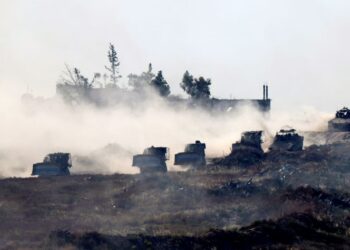 GAMBAR menunjukkan kenderaan berperisai Israel pulang dari wilayah Palestin kelmarin di tengah-tengah konflik berterusan antara Israel dan kumpulan militan Hamas. -AFP