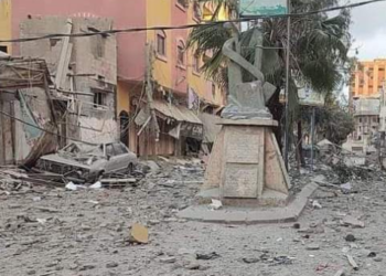 GAMBAR menunjukkan keadaan pintu masuk ke Sekolah Al-Quran Malaysia di utara kem Kem Nuseirat, Gaza. -AFP