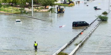 KERETA tersangkut di jalan raya dan ditenggelami air selepas ribut melanda Dubai, Emiriah Arab Bersatu, kelmarin. – AGENSI