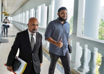 WAN Muhammad Azri Wan Deris (kanan) hadir di Mahkamah Sesyen Kuala Lumpur bagi sebutan kes menghasut berkaitan isu Israel.