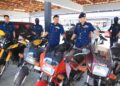 WAN Jamal Abdul Salam Wan Long (kanan) bersama pegawai memeriksa model motosikal jenis Yamaha RXZ yang diseludup dari Thailand di Unit Operasi Penguatkuasaan JKDM, Kota Bharu, Kelantan, semalam. - UTUSAN/KAMARUL BISMI KAMARUZMAN