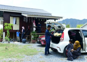 INAP desa berlatarkan sawah dan bukit-bukau di ne­geri ini menjadi pilihan khususnya orang bandar yang ingin merasai pengalaman meraikan Aidilfitri dalam suasana kampung di 
Inap Desa Kebun Harumanis Wan Pa, Wang Ulu, Kangar, Perlis semalam.-UTUSAN/IZLIZAN OTHMAN