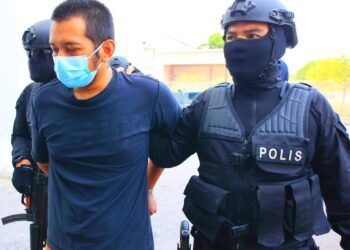 HAFIZUL Hawari diiringi anggota polis dari Bahagian Siasatan Jenayah Berat) lengkap bersenjata semasa tiba di Mahkamah Sesyen Kota Bharu, Kelantan hari ini-UTUSAN/KAMARUL BISMI KAMARUZAMAN.