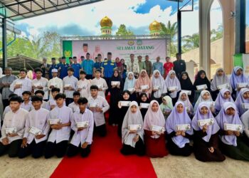 TUANKU Syed Faizuddin Putra Jamalullail (belakang, sembilan dari kanan) berkenan merakamkan gambar bersama sewaktu Majlis Perasmian Program Ziarah Mahabbah Tahun 2024 di Fahad Wittayathan School, Phang Nga, Thailand.-UTUSAN/ASYRAF MUHAMMAD.