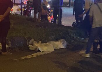 KEADAAN remaja yang terlibat kemalangan dengan sebuah kereta di  Jalan Sultan Azlan Shah di Ipoh semalam. - UTUSAN