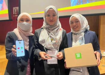 Tiga pelajar Fakulti Teknologi Kreatif & Warisan UMK iaitu Siti Nur Syafiqah Abdul Latif, Muslihah Mohd. Norhisam dan Siti NorSyafiqah Muhamad Hanafiah yang menghasilkan aplikasi Grow Your App STEM Kit.