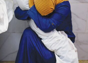 INAS Abu Maamar, 36, memeluk mayat anak saudaranya berusia lima tahun, Saly, yang terbunuh dalam serangan Israel, di Hospital Nasser, Khan Younis, selatan Gaza pada 17 Oktober lalu. -REUTERS