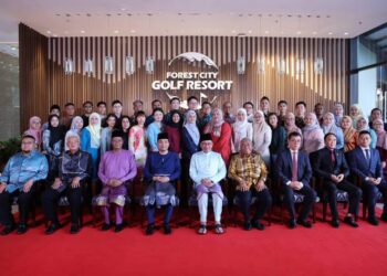 ANWAR Ibrahim (duduk, tengah) bersama menteri dan kepimpinan negeri Johor selepas mempengerusikan Mesyuarat Khas Pembangunan Negeri Johor di Forest City, Iskandar Puteri.