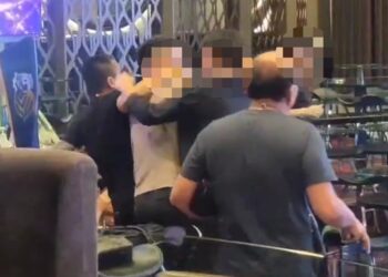 TANGKAP layar video pergaduhan membabitkan dua kumpulan seramai kira-kira 10 orang lelaki dalam kasino Genting Club di Genting Highlands, Bentong, Pahang.