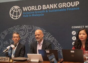 KETUA Ekonomi Bank Dunia, Dr. Apurva Sanghi mengetuai perbincangan dalam Malaysia Economic Monitor yang berlangsung di Sasana Kijang, hari ini.