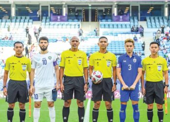 : NAZMI Nasaruddin (tiga dari kanan) bergambar dengan tiga lagi pengadil perlawanan pusingan kedua Piala Asia 2023/2024 antara Uzbekistan dan Thailand di Stadium Al Janoub, Al Wakrah, Qatar pada 30 Januari lalu.-IHSAN FAM