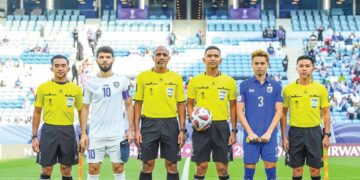 : NAZMI Nasaruddin (tiga dari kanan) bergambar dengan tiga lagi pengadil perlawanan pusingan kedua Piala Asia 2023/2024 antara Uzbekistan dan Thailand di Stadium Al Janoub, Al Wakrah, Qatar pada 30 Januari lalu.-IHSAN FAM