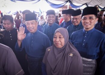 MUHYIDDIN Yassin semasa menghadiri Majlis Rumah Terbuka sempena sambutan Hari Raya Aidilfitri anjuran Parti Pribumi Bersatu Malaysia (Bersatu) di Kuala Kubu Bharu, Selangor, hari ini. UTUSAN/M FIRDAUS M JOHARI