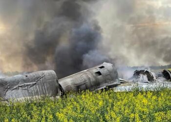BANGKAI pesawat Tu-22M3 yang terhempas di kawasan terpencil di wilayah Stavropol di selatan Russia.-AGENSI