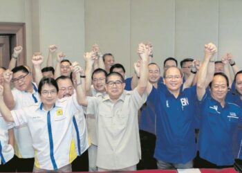 JOSEPH Kurup (dua dari kiri) bersama Maximus Ongkili (tiga dari kiri) dan Wilfred Madius Tangau (tiga dari kanan) saling berpegang tangan sebagai tanda kerjasama mantap sempena Mesyuarat Majlis Presiden tiga parti komponen Barisan Nasional (PBS, UPKO, PBRS) di The Pacific Sutera, Kota Kinabalu, Sabah pada 2018. - UTUSAN