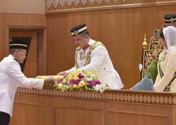 TUANKU Syed Faizuddin Putra Jamalullail pada istiadat perasmian penggal persidangan kedua Dewan Undangan Negeri (DUN) Perlis ke-15 di Kompleks DUN, Kangar, Perlis hari ini.-UTUSAN