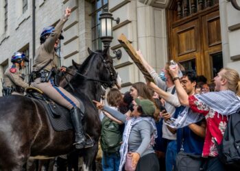 POLIS mengawasi protes perang di Gaza di Universiti Texas di Austin, kelmarin. -AFP