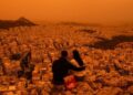 DEBU pasir jingga dari Gurun Sahara menyelubungi ruang udara bandar Athens, Greece.-AFP