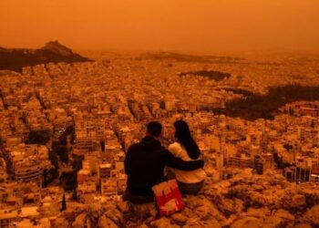 DEBU pasir jingga dari Gurun Sahara menyelubungi ruang udara bandar Athens, Greece.-AFP