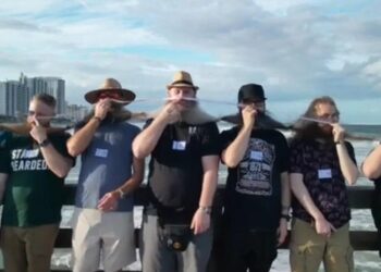 JANGGUT setiap peserta disambung dengan menggunakan klip rambut.-AGENSI