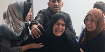 RAKYAT Palestin tidak dapat menahan kesedihan di atas mayat saudara mereka yang terkorban di hospital al-Najar di Rafah, baru-baru ini. -AFP