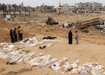 PENDUDUK Palestin berkumpul berhampiran mayat yang digali dari kubur besar di Kompleks Perubatan Nasser di selatan Semenanjung Gaza.-AFP
