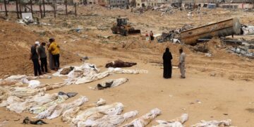 PENDUDUK Palestin berkumpul berhampiran mayat yang digali dari kubur besar di Kompleks Perubatan Nasser di selatan Semenanjung Gaza.-AFP