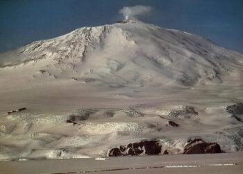 GUNUNG berapi Erebus terletak Pulau Ross, Antartika.-AGENSI