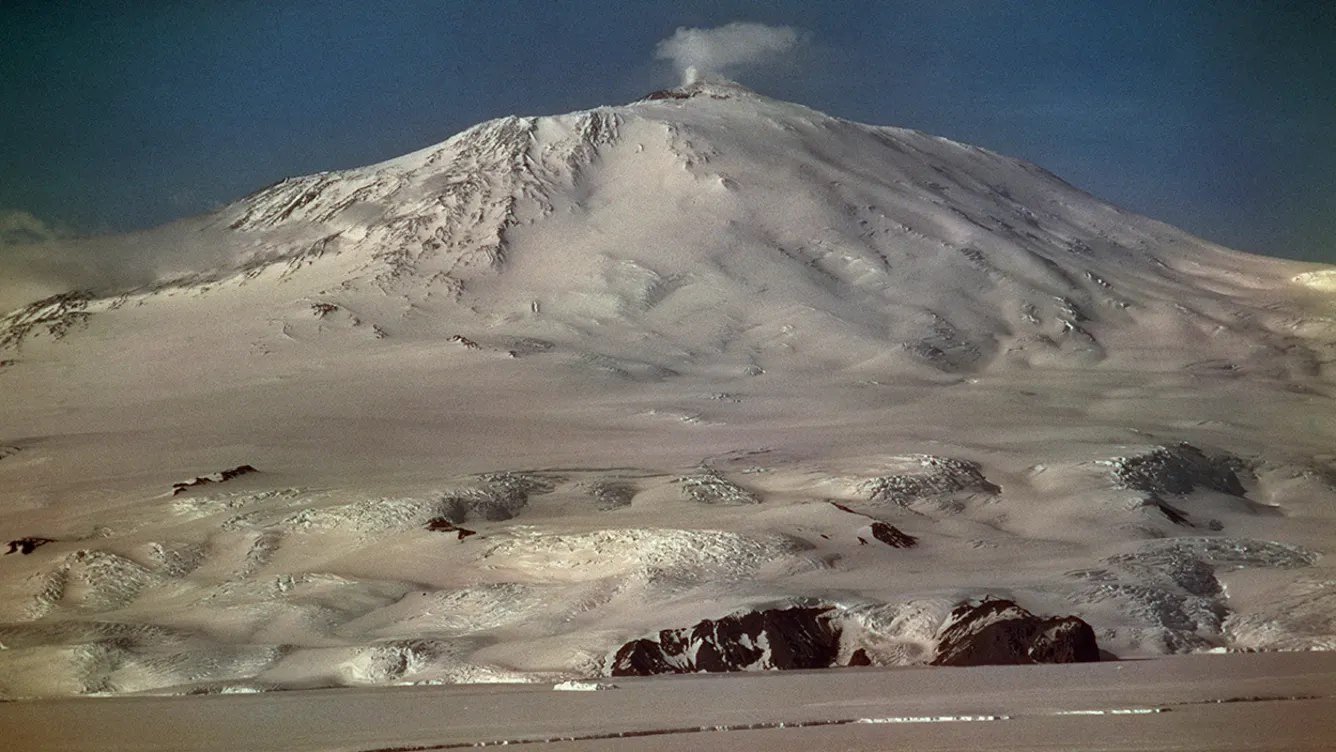 Gunung berapi Antartika muntahkan debu emas