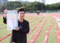 CHOO Xuan Ping menunjukkan sijil pengiktirafan yang diterima daripada MBOR kerana berjaya menghasilkan penulisan kaligrafi Tionghoa sepanjang 2.68 km dengan menghimpunkan lebih 3,000 simpulan bahasa di Stadium Olahraga USM, Pulau Pinang. - UTUSAN/IQBAL HAMDAN