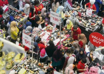 PERBELANJAAN domestik negara dijangka meningkat susulan pengeluaran Akaun Fleksibel KWSP dan kenaikan gaji penjawat awam. - GAMBAR HIASAN