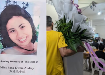 SEORANG lelaki membawa kalungan bunga di rumah pengebumian warga Singapura, Audrey Fang, yang terbunuh di Sepanyol. -CNA