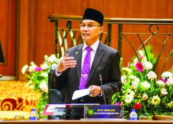 MOHD. Shukri Ramli memberi penjelasan berkaitan isu anaknya ditahan Suruhanjaya Pencegahan Rasuah Malaysia (SPRM) secara terbuka 
di dalam sesi penggulungan Dewan Undangan Negeri (DUN) di Kangar, Perlis baru-baru ini. – UTUSAN/AHMAD ADIB AKHYAR AMINARRASHID
