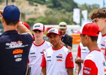 HAKIM Danish (tengah) mendengar taklimat sewaktu meninjau keadaan trek di Litar Jerez menjelang aksi pembuka musim Red Bull MotoGP Rookies Cup 2024 di Jerez, Sepanyol, semalam. - Gambar ihsan ZK Racing