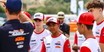 HAKIM Danish (tengah) mendengar taklimat sewaktu meninjau keadaan trek di Litar Jerez menjelang aksi pembuka musim Red Bull MotoGP Rookies Cup 2024 di Jerez, Sepanyol, semalam. - Gambar ihsan ZK Racing