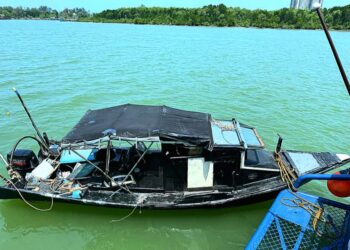 BOT dipercayai digunakan pengedar sebagai 'port', tempat menyimpan dan dijadikan kenderaan bagi aktiviti pengedaran dadah di pesisiran Sungai Belat di Batu 3 di Kuantan, Pahang. - FOTO KERJASAMA IPK PAHANG