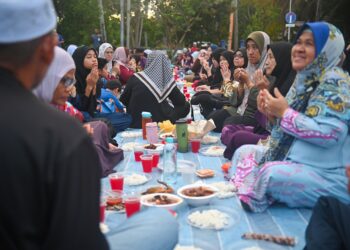 RAMADAN merupakan penanda aras untuk 
mengawal diri daripada makan secara berlebihan 
dan meninggalkan amalan gaya hidup yang boleh 
memudaratkan kesihatan. – UTUSAN/PUQTRA 
HAIRRY