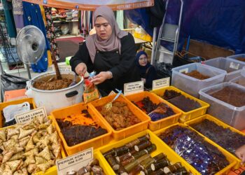 RAMAI yang lebih cenderung untuk membeli ketupat dan lemang yang sudah siap atas pelbagai alasan, 
antaranya tiada masa. – UTUSAN/AMARULLAH ZAINUZZAMAN